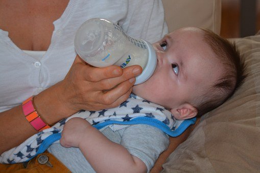 Baby bekommt warme Milch